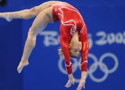 开云在线赛事平台-赛道与球场，双线战场上的终极考验