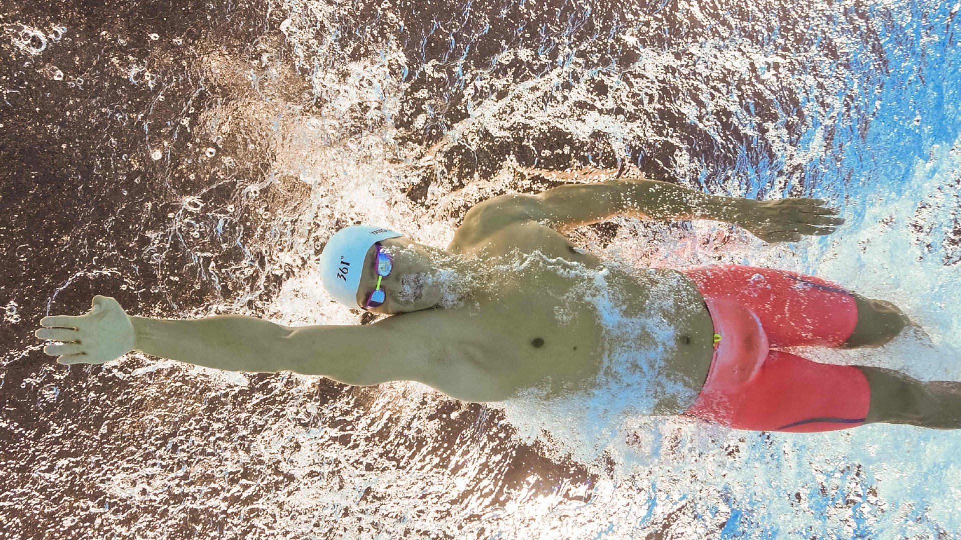 黄鸭组合点燃赛场,泰国队险胜日本队,一场改写历史的羽球对决